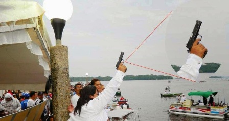 Utiliza alcaldesa de Catazaja, Chiapas, arma 9 milímetros para inaugurar torneo de pesca