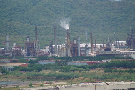 Continúa Petróleos Mexicanos labores de limpieza de hidrocarburo en Salina Cruz, Oaxaca