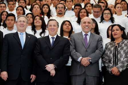 Dan despedida a beneficiarios del programa de becas de capacitación SEP-SRE-Proyecta 100 Mil