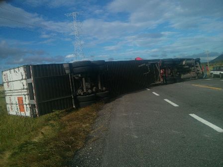 Vuelca tráiler por evento de norte en el Istmo y Golfo de Tehuantepec; un muerto: IEPC