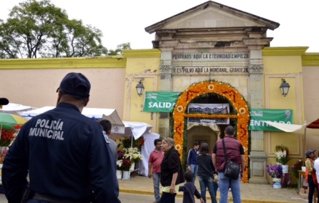 Disfrutan oaxaqueños y turistas de las festividades de Todos Santos en panteones y calles de la capital