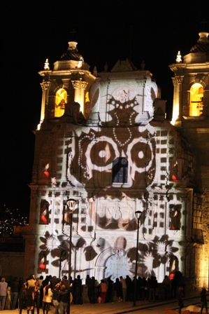 Colores y formas iluminan las fachadas monumentales de Santo Domingo y La Soledad, en Oaxaca
