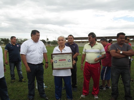 Brindan autoridades de Juchitán y deportistas reconocimiento a César Jiménez “Checha Moro”