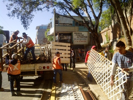 Retira Ayuntamiento herrería que obstruía vialidad en la ciudad de Oaxaca