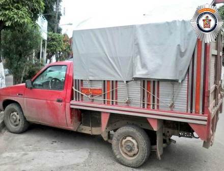 Aseguran tres vehículos con reporte de robo y un cargamento ilegal de madera