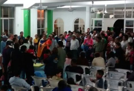 Trasladan a unas 250 personas a albergue de Matías Romero, Oaxaca, por fuerte olor a gasolina