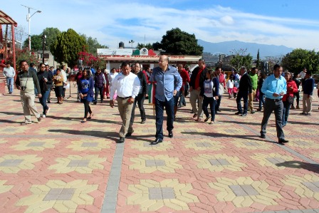 Entregan a vecinos de San Juan Chapultepec, Oaxaca, nuevo adoquinado de la explanada