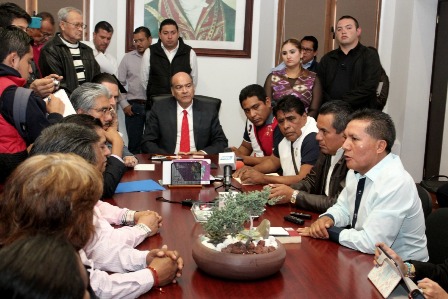 Acuerdo histórico, autoridades municipales y comerciantes en vía pública determinan: ni un puesto más