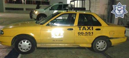 Detenidos presuntos responsables del robo con violencia de un taxi en el valle de Etla, Oaxaca