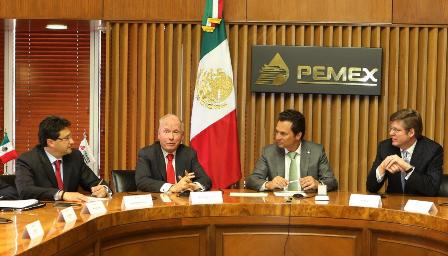 Pemex firma acuerdo con BlackRock y First Reserve