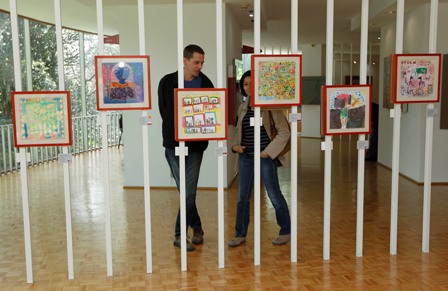 Inauguran la exposición “Los derechos de los niños y las niñas”