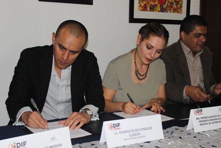 Signan DIF Municipal y IEEPO convenio de colaboración para fomentar la continuidad académica