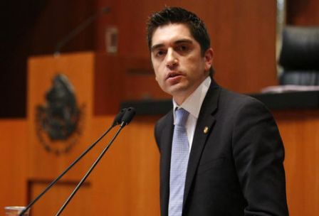 Reforma para facilitar reinserción de migrantes en retorno, propone senador Salazar Fernández