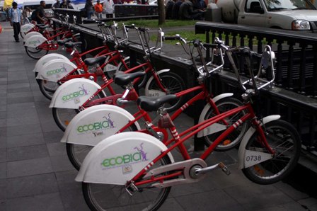 Inauguran en el Senado de la República la exposición “El arte en dos ruedas”