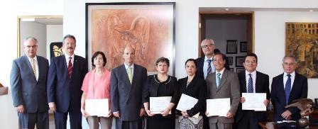 Entregan reconocimientos a investigadores del IMSS