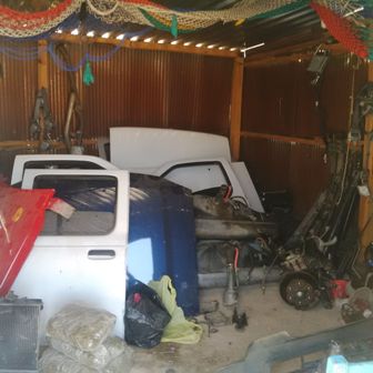Aseguran en predio abandonado de Guila, Oaxaca, decenas de autopartes de vehículos robados