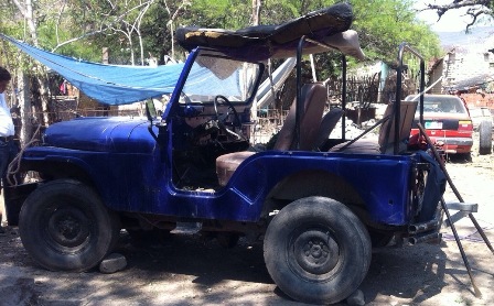 En dos cateos, detiene la AEI a dos personas y recupera vehículos y autopartes robadas