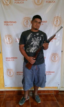 Uno de tres detenidos con armas de fuego