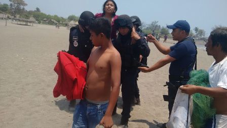 Rescatan policías federales a dos personas afectadas por fenómeno “mar de fondo” en Chiapas