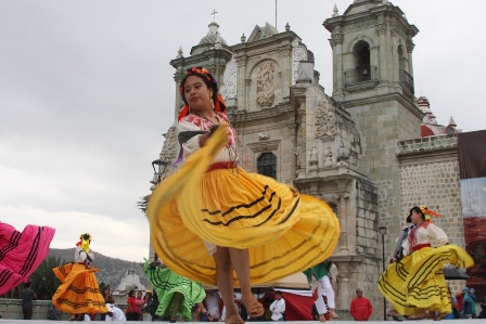 Festejan habitantes y visitantes 483 años de historia de las ciudad de Oaxaca de Juárez