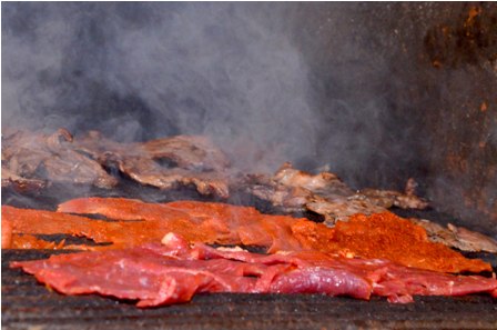 Disfrutan oaxaqueños y visitantes de los sabores tradicionales ofrecidos por vendedores del Mercado 20 de Noviembre