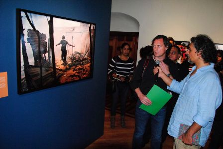 Dona Marcus Bleasdale al FINI su colección sobre la injusticia social detrás de la minería actual