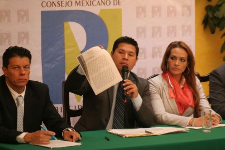 Denuncian publicistas verificaciones irregulares del Invea y cierre de ventanilla en la Semovi