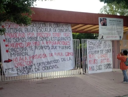 Acusan estudiantes universitarios a maestro Raúl Contreras Medina de acoso sexual