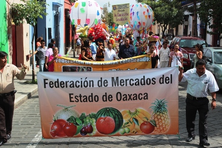 Festejan el “Día del Comerciante” en Oaxaca; “Rendida de culto” a la Virgen de la Soledad