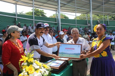 Inauguran trabajos de rehabilitación del campo de béisbol de Juchitán, Oaxaca