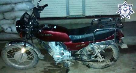 Aseguran taxi abandonado en Putla y motocicleta con reporte de robo en Tuxtepec, Oaxaca