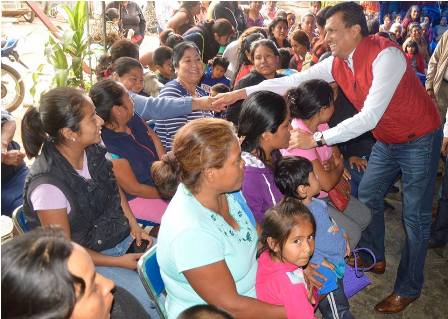 Entrega diputado federal Samuel Gurrión apoyo alimentario a mujeres oaxaqueñas
