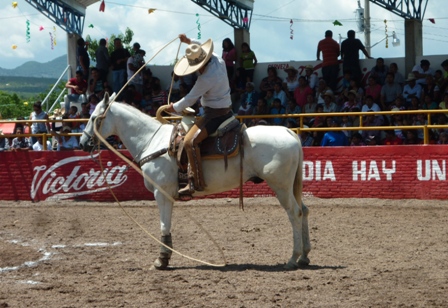 Con vistoso espectáculo celebran Charros de Huajuapan de León Oaxaca su 20 aniversario