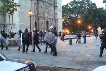 Liberan Gobierno de Oaxaca y municipio capitalino el Zócalo de vendedores ambulantes