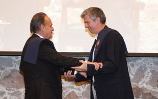 Investido doctor Arturo Álvarez Buylla como Profesor Honorario Visitante de la UAEH