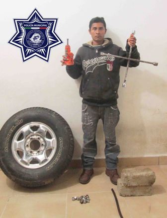 En flagrancia, detiene Policía Municipal a ladrón de neumáticos; exhorta a presentar la denuncia
