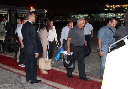 Regresan de Egipto sobrevivientes mexicanos, sus familiares y los de las víctimas fatales