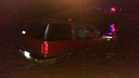 Rescatan policías de Huajuapan, Oaxaca, a dos ocupantes de camioneta atascada en el río Mixteco