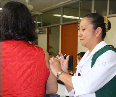 Aplica IMSS vacuna contra influenza con prioridad a grupos vulnerables, menores y adultos mayores