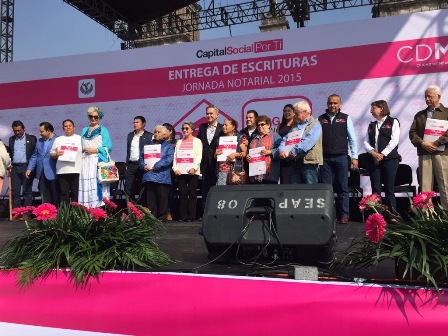 Entrega gobierno de la ciudad de México 14 mil escrituras con programa “El Abogado en tu Casa”