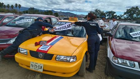 Detienen fuerzas de seguridad 14 taxis que prestaban servicio con concesiones ilícitas en Oaxaca