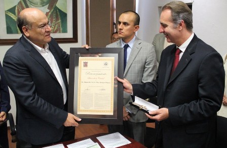 Entrega Cabildo de Oaxaca “Llaves de la ciudad” a Eduardo Ferrer Mac-Gregor, doctor en derecho