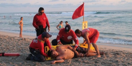 Rescatan bomberos a 45 personas en playas de Oaxaca durante periodo vacacional de fin de año