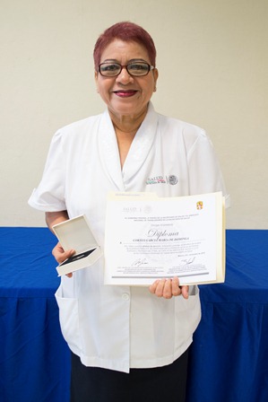 Recibe enfermera María de Dominga Cortés García reconocimiento por 40 años de servicio