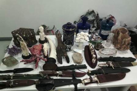 En el AICM, Policía Federal asegura cargamento de figuras elaboradas en marfil y coral