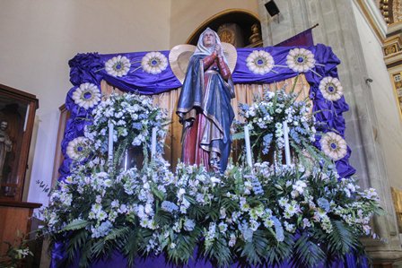 Instalan “Altar de Dolores”, simbolismo e identidad de oaxaqueños