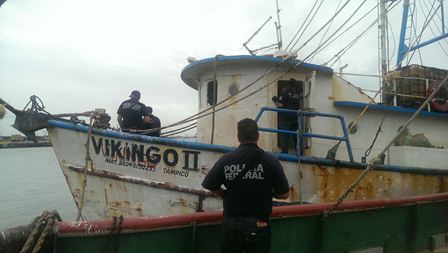 Aseguran barco con 12 mil litros de hidrocarburo en Coatzacoalcos; cuatro personas detenidas