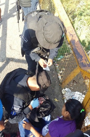 Mujer da a luz en la vía pública con el apoyo de policías municipales de Oaxaca