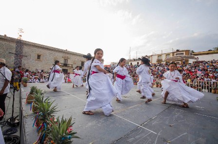 Presentan preescolares de la zona escolar 062, Edición 14 de la Guelaguetza Infantil