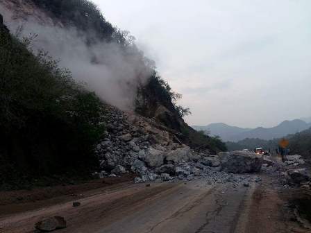 Se registra derrumbe en la Carretera Federal 190 a la altura de San Pedro Totolapan, Oaxaca